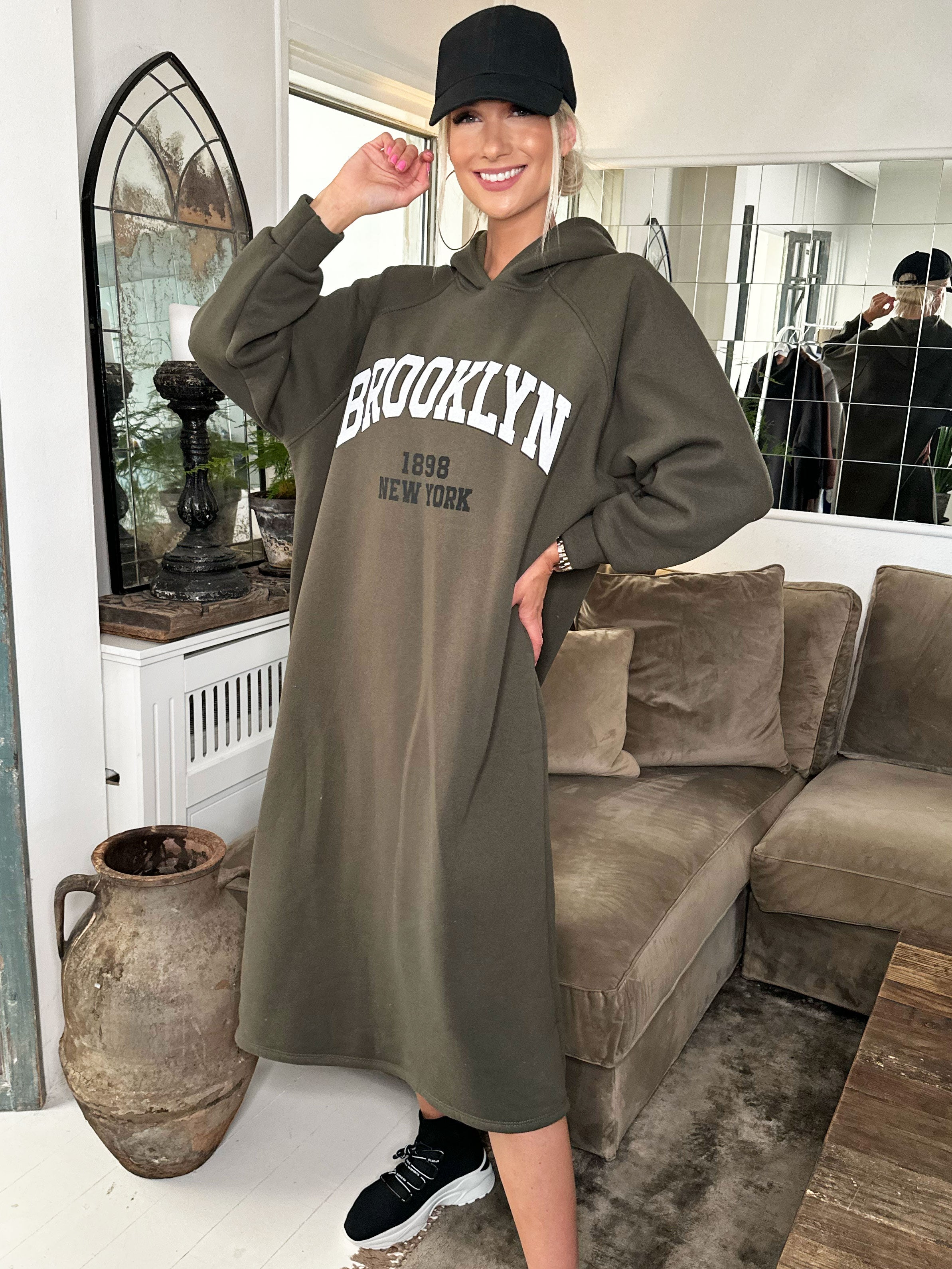 Angela - Lång hoodie-klänning i bomull med tryck på bröstet